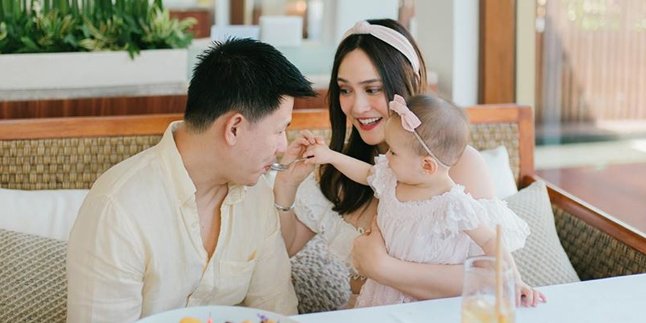 Shandy Aulia Uploads Photo of Cooking Pizza, Baby Claire's Expression is So Adorable