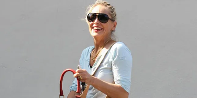 Sharon Stone Pakai Tas Bergambar Wajah Obama