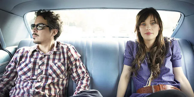 She & Him Kemas Lagu-Lagu Favorit di Album Baru