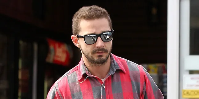 Shia LaBeouf Menangis Saat Keluar Dari Penjara Shia LaBeouf Menangis Saat Keluar Dari Penjara