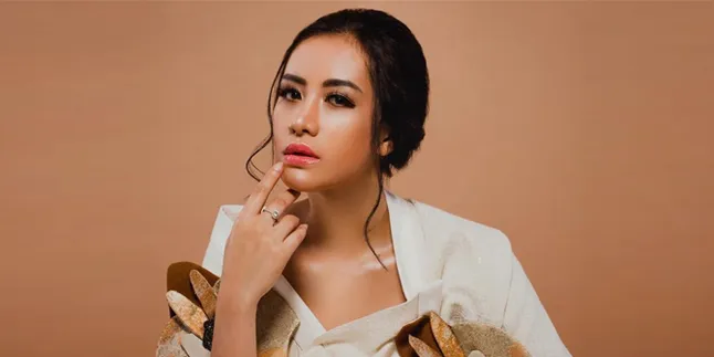 Shinta Bachir Beberkan Alasan Kembali Lepas Hijab Shinta Bachir Beberkan Alasan Kembali Lepas Hijab