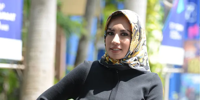 Shinta Bachir Kembali Memakai Hijab, Semua Baju Seksinya Dijual Shinta Bachir Kembali Memakai Hijab, Semua Baju Seksinya Dijual