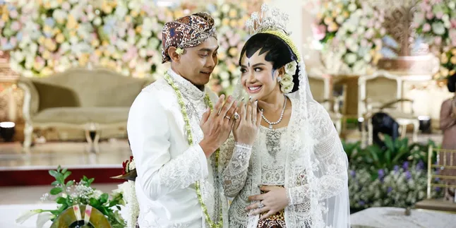 Shinta Bachir Resmi Jadi Istri Indra Kristianto, Mas Kawinnya 10 Gram Emas dan Uang 1.232.023 Shinta Bachir Resmi Jadi Istri Indra Kristianto, Mas Kawinnya 10 Gram Emas dan Uang 1.232.023