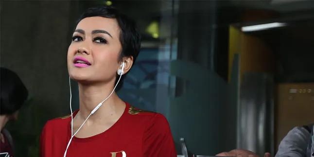 Shock! Mobil Julia Perez Diseruduk Truk Dari Belakang