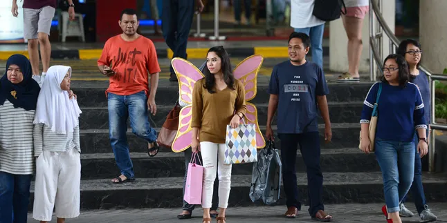 Shopping, Gadis Bersayap dari Langit Turun ke Mall?