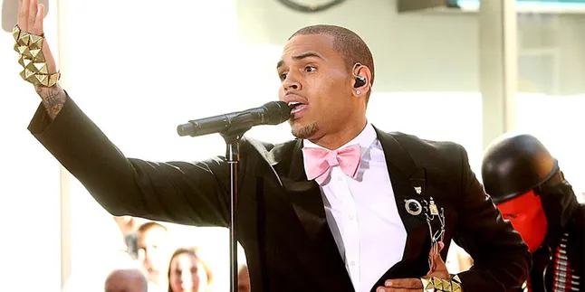 Siap-Siap Belanja Official Merchandise Chris Brown di Konsernya!