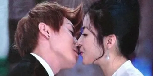 Siap Wajib Militer, Leeteuk Berikan Ciuman Perpisahan Untuk Kang Sora