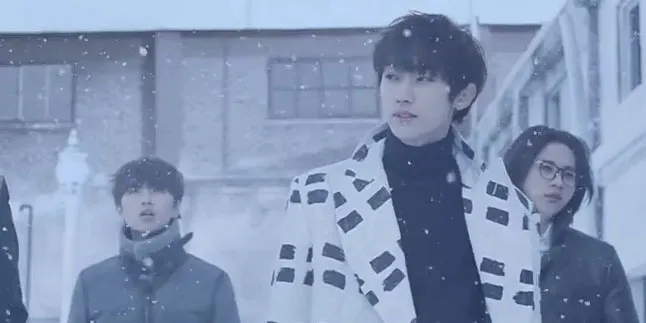 Siapa Gadis Misterius Yang Foto Mesra Bareng Jinyoung B1A4?