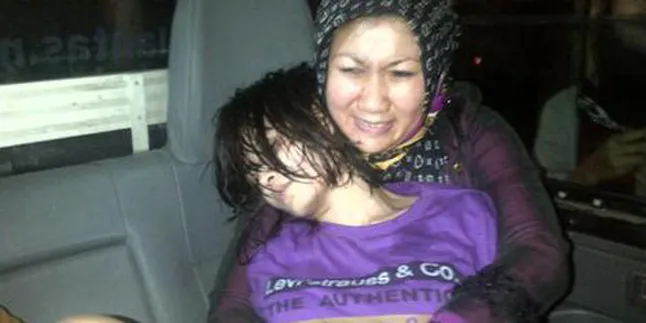 Siapa Novi Amalia, Model Yang Mengendarai Mobil Setengah Bugil?