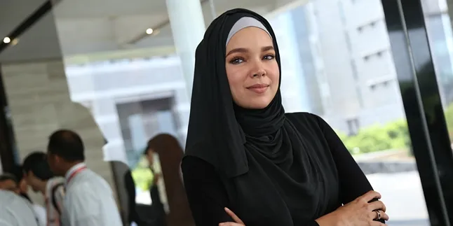 Siapa Sangka Si Cantik Dewi Sandra Sering Make Up Sendiri