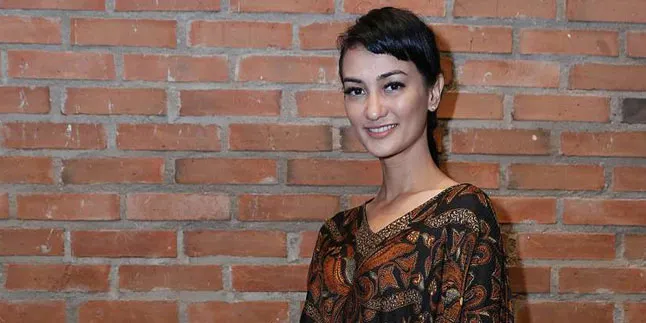 Sibuk, Atiqah Hasiholan & Suami Tak Punya Waktu Olahraga Bareng Sibuk, Atiqah Hasiholan & Suami Tak Punya Waktu Olahraga Bareng