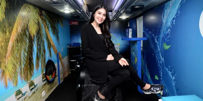 Sibuk di Bus Sebelum Mudik, Sandra Dewi Ngapain Ya?