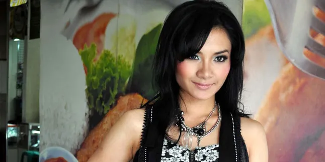 Sibuk Manggung, Ika Putri Luangkan Waktu Bersama Anak Jalanan