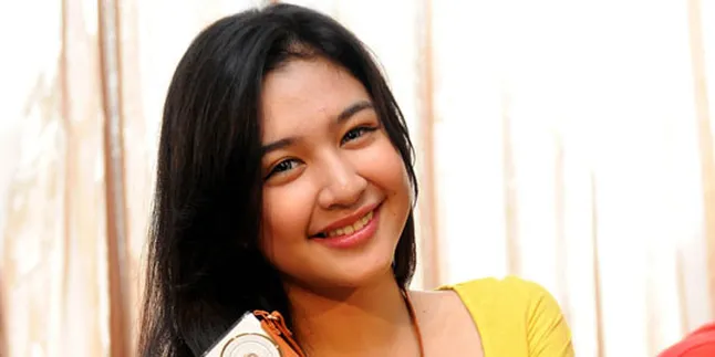 Sibuk, Mikha Tambayong Belajar Fotografi Otodidak Sibuk, Mikha Tambayong Belajar Fotografi Otodidak