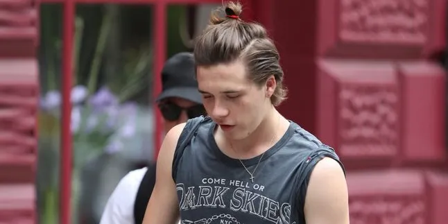 Sibuk Ngegym, Otot Kekar Brooklyn Beckham Bikin Jatuh Cinta Sibuk Ngegym, Otot Kekar Brooklyn Beckham Bikin Jatuh Cinta