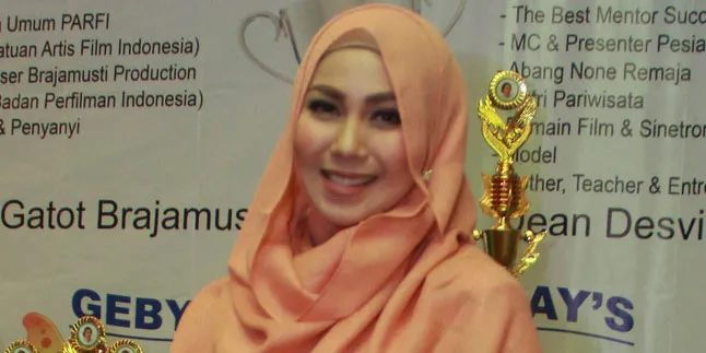 Sibuk Nyanyi, Puput Melati Sampaikan Dakwah Lewat Syair Lagu Sibuk Nyanyi, Puput Melati Sampaikan Dakwah Lewat Syair Lagu