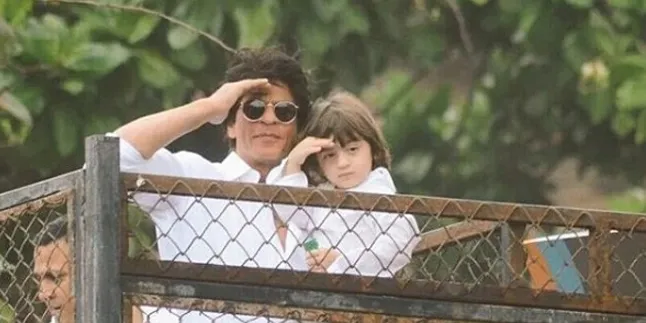 Sibuk, Shahrukh Khan Sempat Antar AbRam Khan ke Sekolah Pagi-Pagi Sibuk, Shahrukh Khan Sempat Antar AbRam Khan ke Sekolah Pagi-Pagi