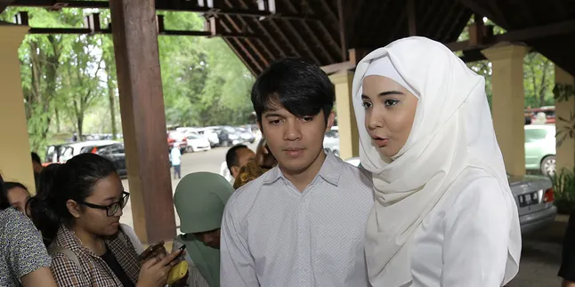 Sibuk, Zaskia Sungkar dan Irwansyah Tetap Romantis Sibuk, Zaskia Sungkar dan Irwansyah Tetap Romantis