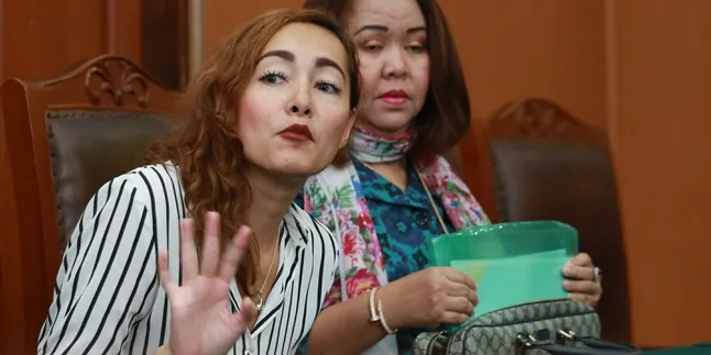 Sidang Cerai Ditunda, Dewi Rezer Tetap Tersenyum