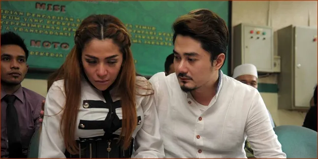Sidang Cerai, Kado Ulang Tahun Pertama Perkawinan Cinta Penelope Sidang Cerai, Kado Ulang Tahun Pertama Perkawinan Cinta Penelope