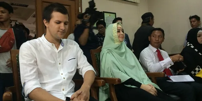 Sidang Cerai Perdana Jadi Kado Ulang Tahun Stuart Collin