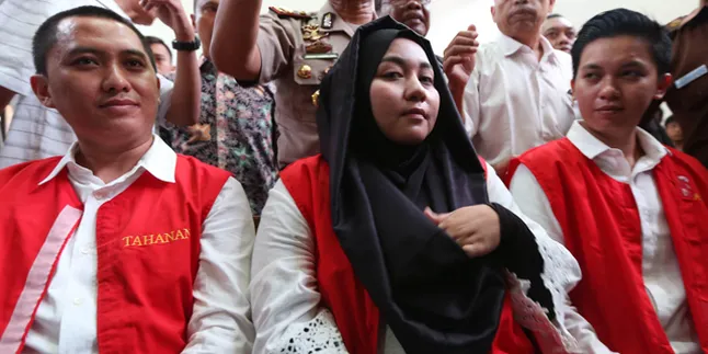 Sidang Perdana Bos First Travel Digelar, Korban Sumpahi Anniesa Hasibuan