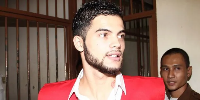 Sidang Perdana Diego Michiels Ricuh