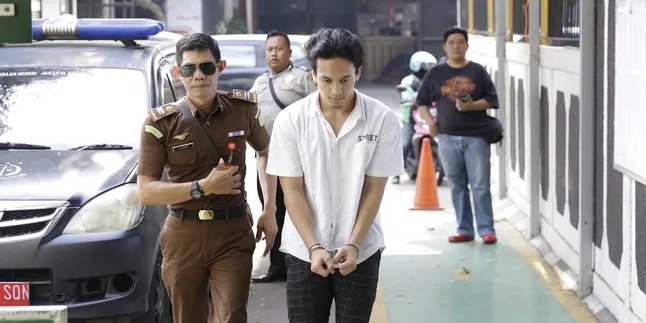 Sidang Perdana Digelar Hari ini, Jefri Nichol Cium Kening Sang Adik Penuh Sayang