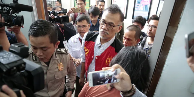 Sidang Putusan Kasus Narkoba Ditunda, Tio Pakusadewo Tampak Kecewa