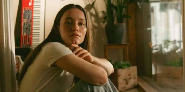 Sigrid Rilis Single Terbarunya yang Berjudul EVERYBODY SAYS THEY'RE FINE