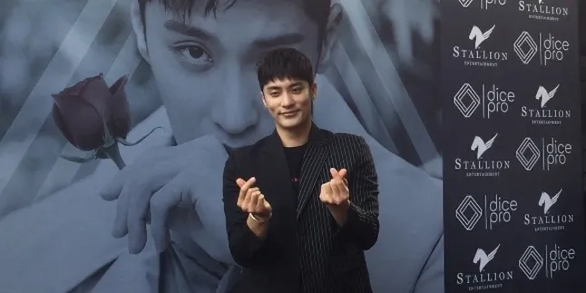 Sikap Manis Sung Hoon Saat Jumpa Pers di Jakarta Sikap Manis Sung Hoon Saat Jumpa Pers di Jakarta