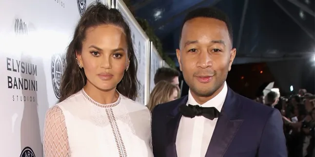 Sikap Romantis John Legend Saat Chrissy Teigen Mabuk, So Sweet! Sikap Romantis John Legend Saat Chrissy Teigen Mabuk, So Sweet!
