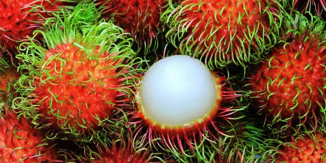 Simak Ekspresi Bule-Bule Ini Kala Mencoba Rambutan, Kocak!