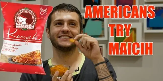 Simak Ekspresi Bule-Bule Ini Saat Nyoba Maicih, Bikin Ngakak!