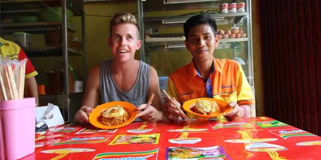 Simak Ekspresi Bule Ini Waktu Makan Mie Goreng Campur 100 Cabe!