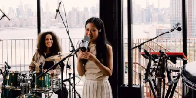 Simak Lirik Lagu KATIE CHRISTMAS LAST AWHILE
