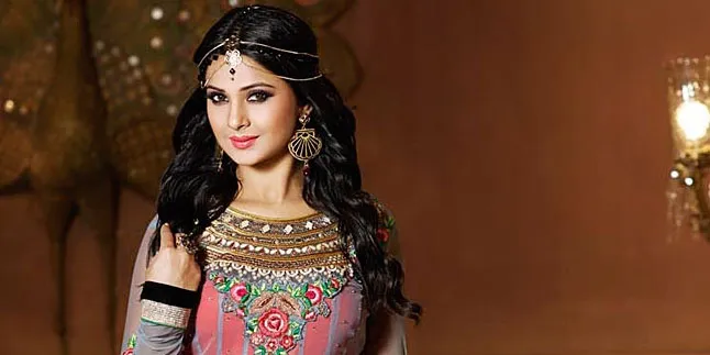 Simple dan Elegan! Jennifer Winget Tampil Vintage Bergincu Merah