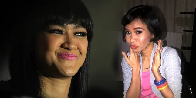 Sindiran Keras, Hodijah Sebut Payudara Julia Perez Palsu? Sindiran Keras, Hodijah Sebut Payudara Julia Perez Palsu?