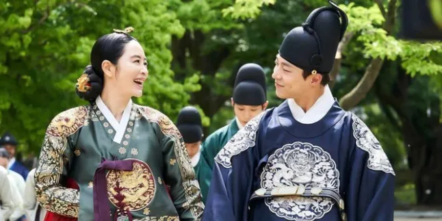 Sinopsis Drakor ‘UNDER THE QUEEN’S UMBRELLA’, Perjuangan Ratu Im Hwa Ryeong Melindungi Anak-Anaknya Sinopsis Drakor ‘UNDER THE QUEEN’S UMBRELLA’, Perjuangan Ratu Im Hwa Ryeong Melindungi Anak-Anaknya
