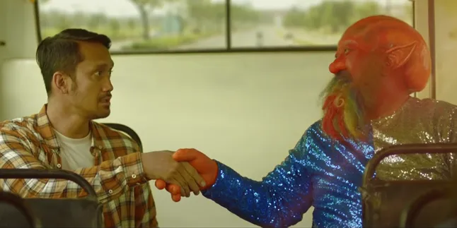 Sinopsis Film 'GILA LU NDRO!', Angkat Isu Sosial Lewat Tingkah Kocak Alien