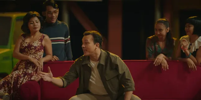 Sinopsis 'SIAPA DIA', Nicholas Saputra Berperan Jadi Sutradara Film Musikal Sinopsis 'SIAPA DIA', Nicholas Saputra Berperan Jadi Sutradara Film Musikal