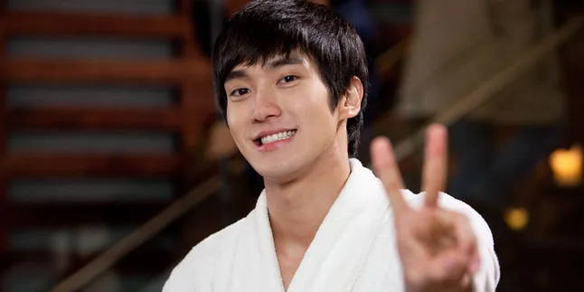 Siwon Super Junior Berubah Jadi Penjual Bunga Ganteng