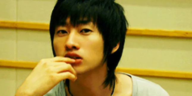 Skandal Foto Dengan IU, Eunhyuk SuJu Makin Populer?