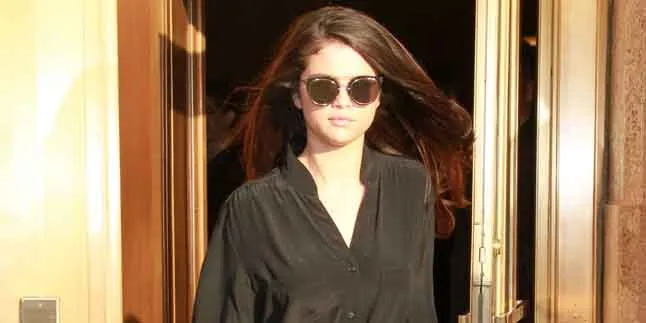 Skill Selena Gomez, Meludahkan Permen Karet & Mengunyahnya Lagi Skill Selena Gomez, Meludahkan Permen Karet & Mengunyahnya Lagi
