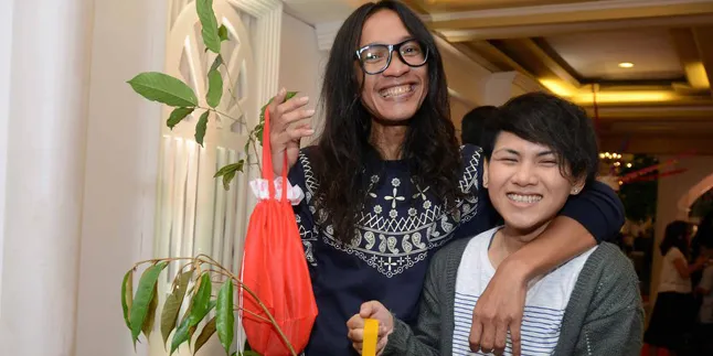 So Sweet, Aming Bersihkan Make Up Evelyn di Pangkuannya