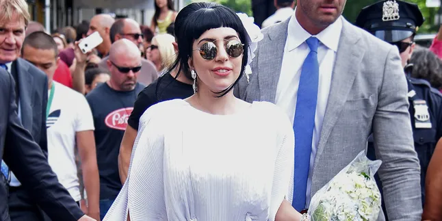 So Sweet! Lady Gaga - Taylor Kinney Tunangan di Hari Valentine So Sweet! Lady Gaga - Taylor Kinney Tunangan di Hari Valentine