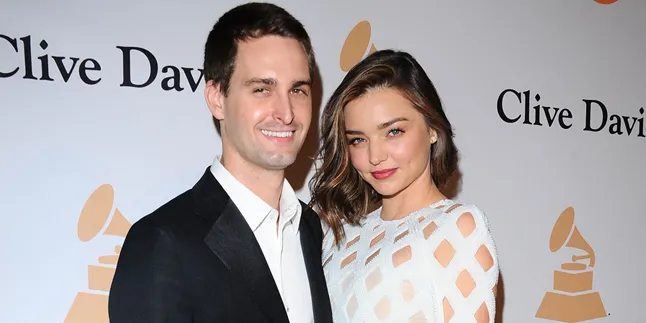 So Sweet! Miranda Kerr Pamer Foto Mesra Dengan Evan Spiegel