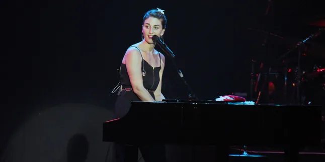 So Sweet, Sara Bareilles Bantu Fans Melamar Pacarnya!
