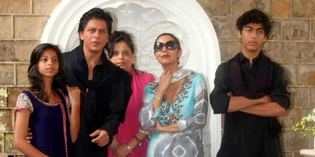 So Sweet, Tengah Malam SRK Rayakan Ultah ke-50 Dengan Keluarga So Sweet, Tengah Malam SRK Rayakan Ultah ke-50 Dengan Keluarga