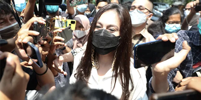 Soal Isu Orang Ketiga Dalam Pernikahannya, Begini Jawaban Wulan Guritno